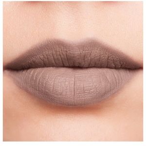 NEW JEFFREE STAR COSMETICS
Velour Liquid Lipstick (Posh Spice)